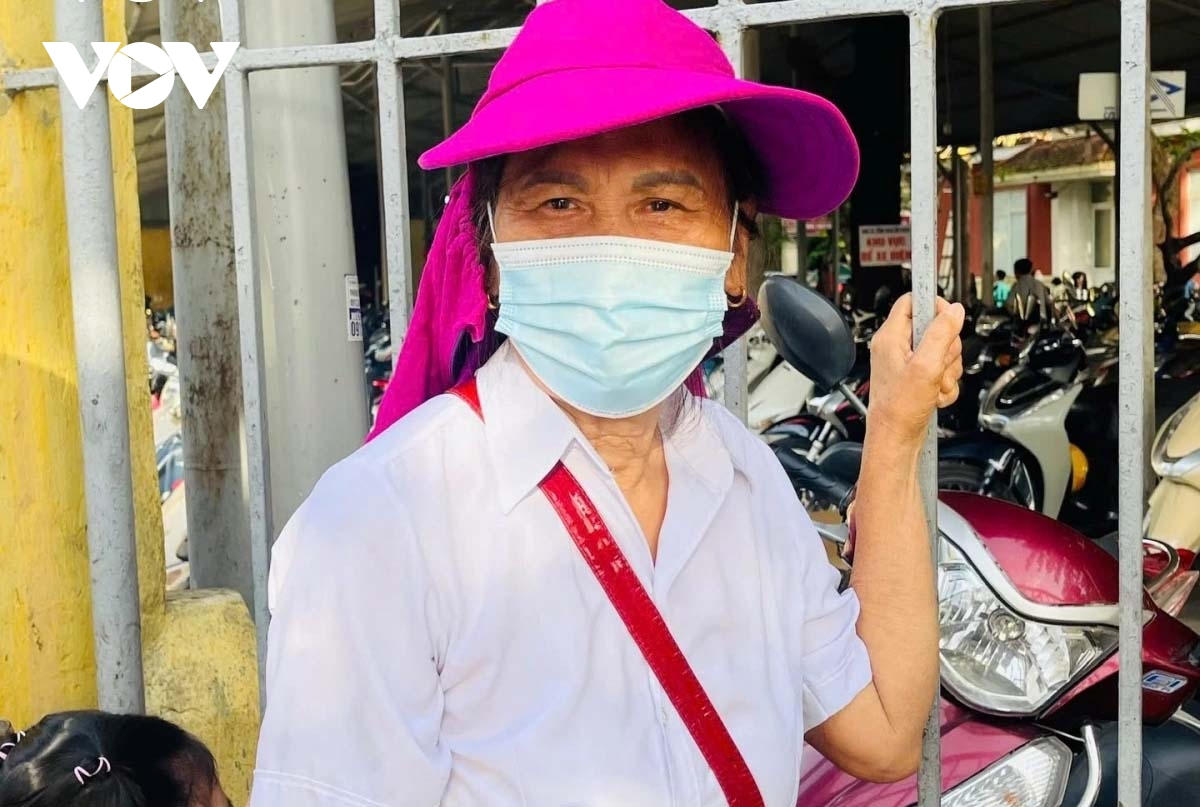 Bà 69 tuổi từ Hà Tĩnh ra Hà Nội đưa cháu đi thi mong "kiếm vé" vào chuyên KHTN